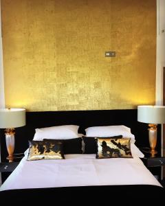 瓦灵福德沃伯勒住宿加早餐旅馆的一间卧室配有一张带两盏灯的大型白色床。