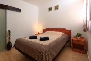 阿雷西费Holiday Apartment C Lanzarote的一间卧室配有一张带两个蓝色枕头的床