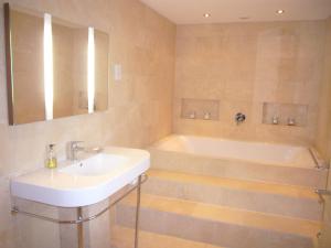 瓦灵福德沃伯勒住宿加早餐旅馆的浴室配有盥洗盆和浴缸。