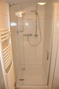 卡尔蒂奇Haus Renate的浴室里设有玻璃门淋浴