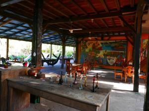莫约加尔帕El Peregrino的配有木桌和椅子的房间