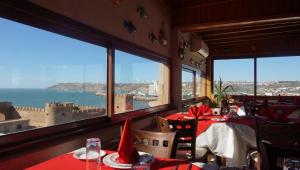 萨菲里亚德阿斯夫酒店的餐厅设有窗户,享有城市美景