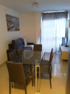 大塔拉哈尔Appartamento Erika的客厅配有桌椅和沙发