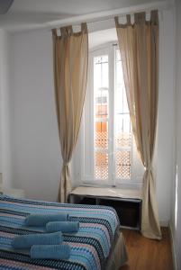 阿尔么丽亚Casa Miraya的一间卧室配有床和带窗帘的窗户