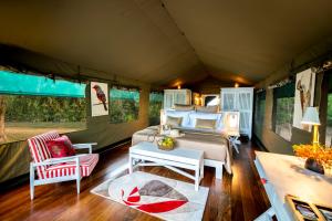 蒂瑟默哈拉默Flameback Eco Lodge的帐篷内的卧室,配有一张床和一张桌子