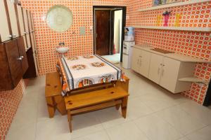 奥林达Paraíso Olindense的一间位于客房角落的带一张床的厨房