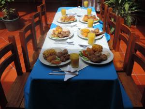 El BarrialMonzaque- paraíso de bachué的一张长桌,上面放着食物板