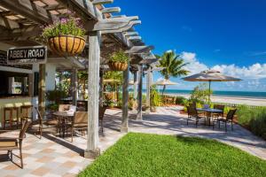 基韦斯特Hyatt Vacation Club at Windward Pointe的一个带桌椅和遮阳伞的庭院和海滩
