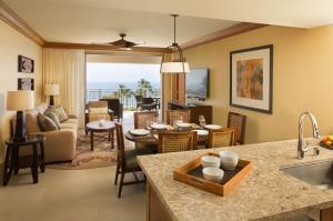 拉海纳Hyatt Vacation Club at Ka'anapali Beach的一间带厨房的客厅和一间餐厅