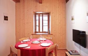 Saint-Saphorin多梅因布里浓酒店的一间设有红色桌子和窗户的用餐室