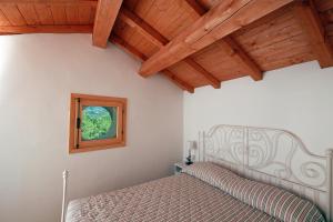 萨罗斯卡拉农庄酒店的一间卧室设有一张床和一个窗口