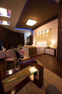 RinasHotel Palma的大型酒店客房设有一张床铺和一张桌子。