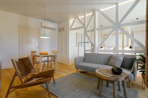 里斯本里斯本多纳格拉萨公寓的客厅配有沙发和桌子