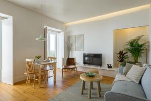 里斯本里斯本多纳格拉萨公寓的客厅配有沙发和桌子