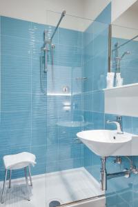里米尼Hotel Barbiani的蓝色的浴室设有水槽和淋浴