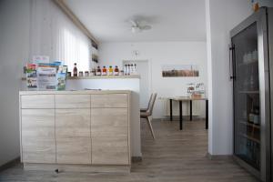 伊尔米茨Gästehaus Pusztablick的厨房配有木制梳妆台和餐桌