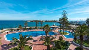 莫纳斯提尔Regency Hotel & Spa的享有度假胜地的空中景致,设有游泳池和海洋