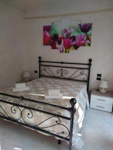 贝加莫Il Tulipano的卧室配有一张壁画和两张画的床铺。