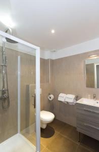 维琪奥港圣乔瓦尼酒店的带淋浴、卫生间和盥洗盆的浴室