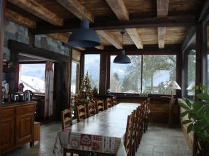 莫里永钱布莱斯德霍茨德拉索斯小木屋酒店的一间大餐厅,配有桌椅