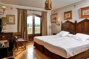 奥利特欧利特旅馆的一间卧室设有一张大床和一个窗户。