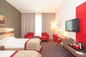 切拉季沙弗兰酒店的酒店客房设有两张床和一台平面电视。