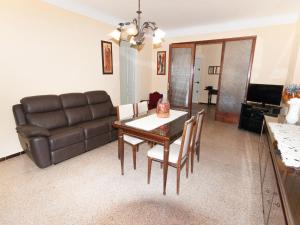桑特佩尔佩斯卡多尔Belvilla by OYO Can Bertu的客厅配有桌子和真皮沙发