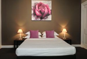 朗塞斯顿Centennial Inn on Bathurst的一间卧室配有一张带紫色枕头的大床