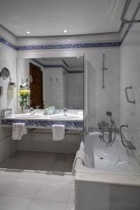 奥利特欧利特旅馆的带浴缸、水槽和镜子的浴室