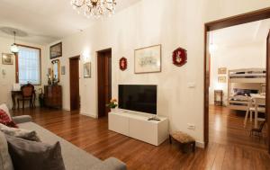 威尼斯Ve-nice Suite Rio Marin SC847的客厅配有大电视和沙发