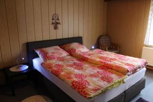 皮得斯费尔德Ferienwohnung Maria的一间卧室配有一张床铺和两张毯子