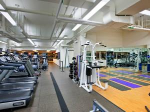 纽约城市俱乐部酒店的健身房,配有许多跑步机和机器