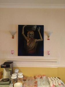 麦克尔斯菲尔德查德威克别墅酒店的餐桌上墙上的画,带食物