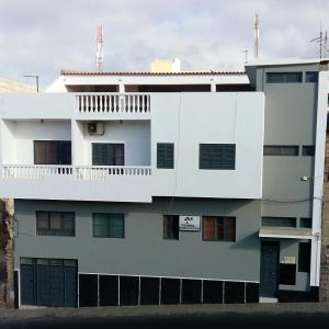 明德卢Mix 2的带阳台的白色公寓大楼