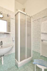 菲纳莱利古雷Albergo Natalina的一间带玻璃淋浴和水槽的浴室