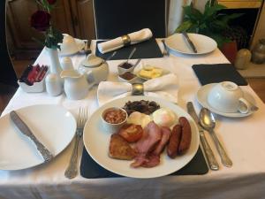 兰迪德诺克里克雷格酒店的一张桌子上放着一盘早餐食品