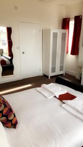 诺丁汉星辰旅馆的卧室配有带毛巾的大型白色床