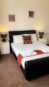 诺丁汉星辰旅馆的一间卧室配有一张床,两台桌子上放着两盏灯