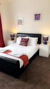 诺丁汉星辰旅馆的一间卧室配有一张带2个床头柜的大床
