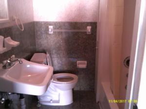 杜威海滩Sea Esta Motel 1的浴室配有白色卫生间和盥洗盆。