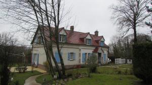 Épagne-ÉpagnetteCôté Prairie的一座大型白色房屋,设有红色屋顶