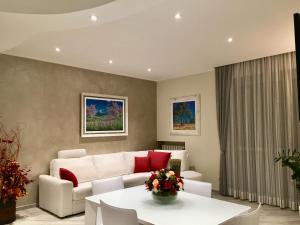 斯特雷萨A casa di Chiara的客厅配有白色的沙发和桌子