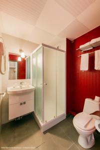 波尔多Hotel Gambetta的带淋浴、卫生间和盥洗盆的浴室