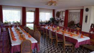 MendolaHotel Roen Ruffrè-Mendola的用餐室配有长桌子和椅子