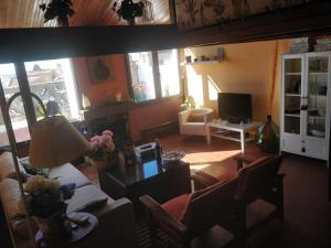 罗德里戈城El Altillo的客厅配有沙发、椅子和电视