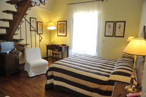 马丁纳弗兰卡瑞莱斯卡萨贝拉酒店的一间卧室设有一张床,楼梯设有窗户