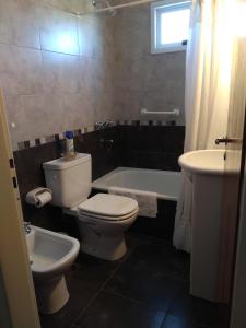 奇维尔科伊Opción B的浴室配有卫生间、浴缸和水槽。