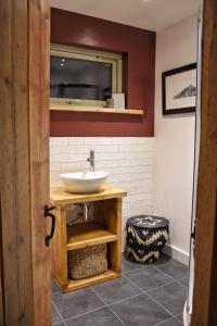 格伦科Cosy Cottage的一间带水槽和镜子的浴室