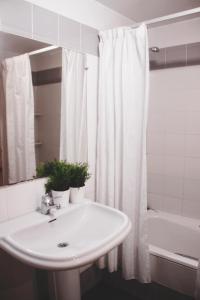 La Venteta2º Linea de Playa, Barcelona的浴室设有水槽和白色的淋浴帘