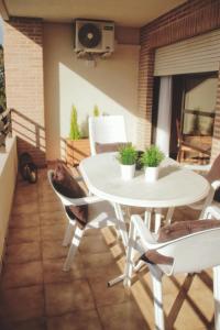 La Venteta2º Linea de Playa, Barcelona的庭院配有白色的桌椅